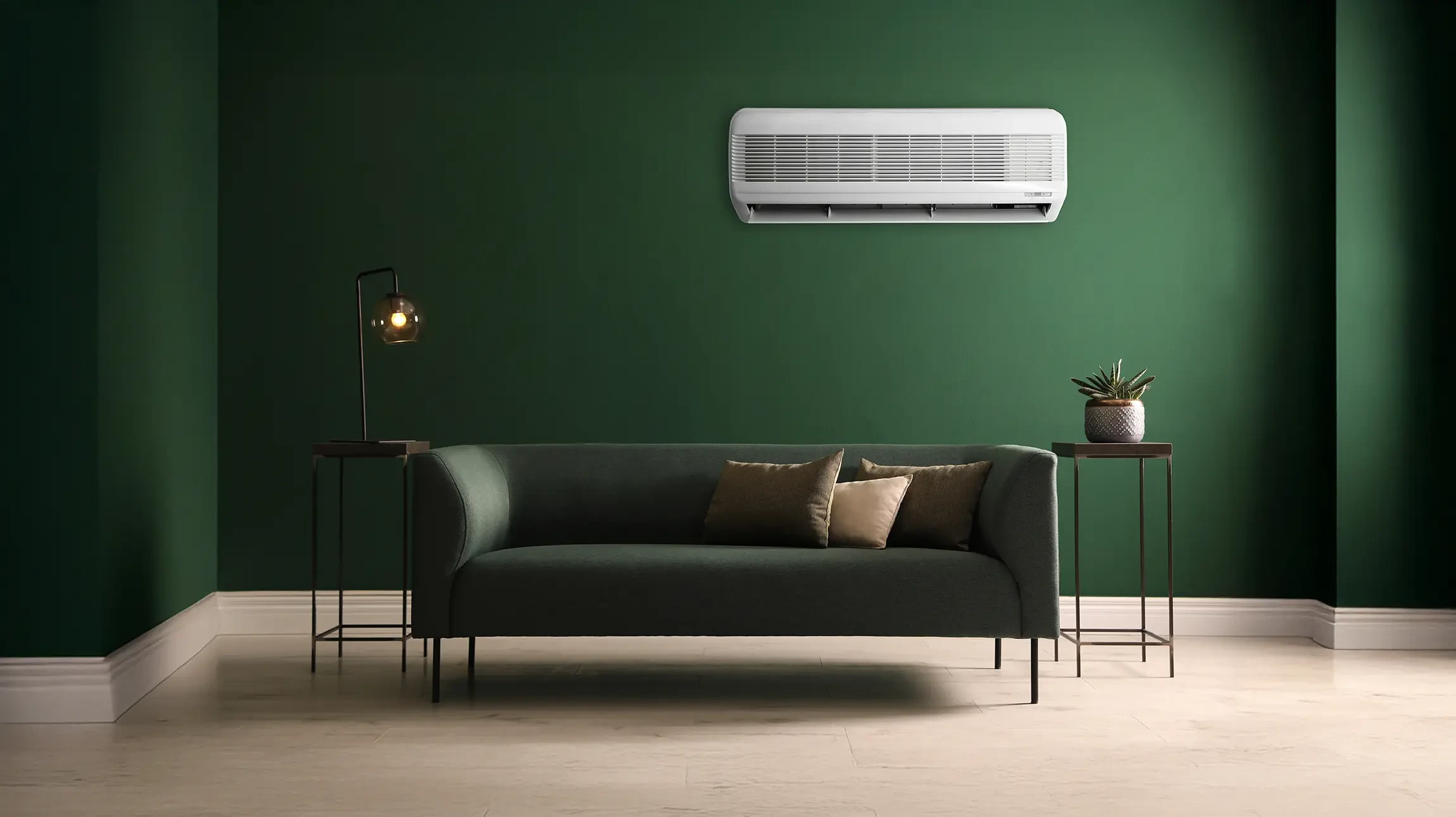 Sc&egrave;ne ext&eacute;rieure avec unit&eacute; de climatisation r&eacute;sidentielle pos&eacute;e sur supports m&eacute;talliques