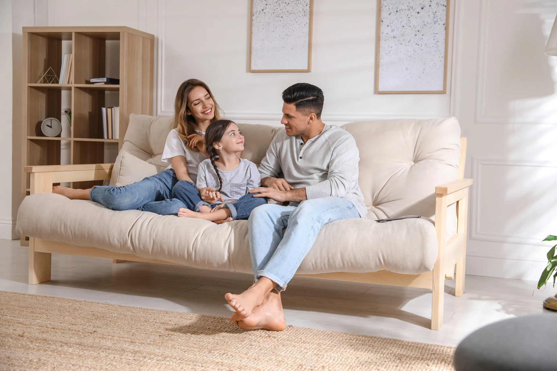 Espace de travail intérieur avec plans techniques déroulés sur table