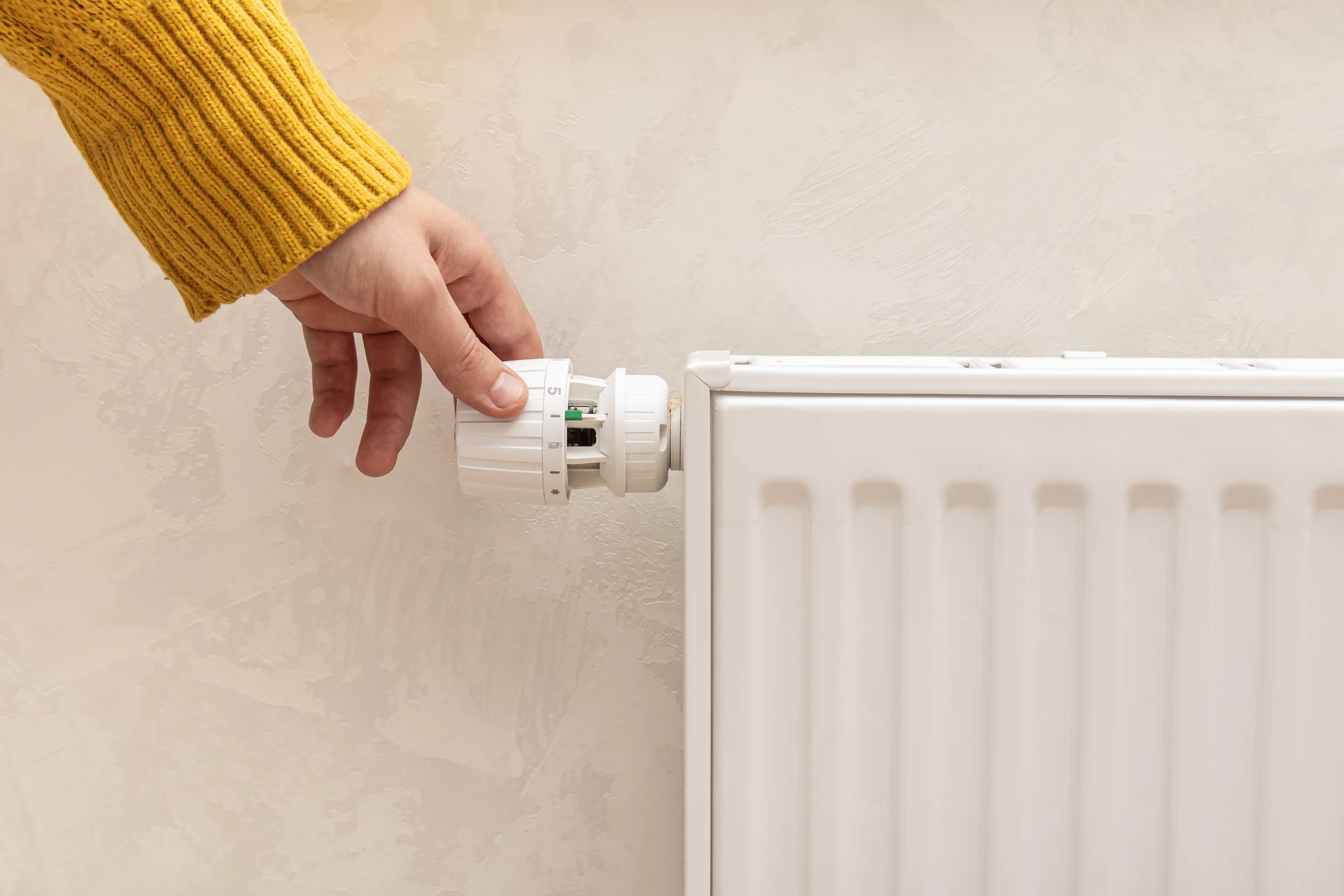 Int&eacute;rieur sanitaire moderne avec plomberie apparente sous lavabo