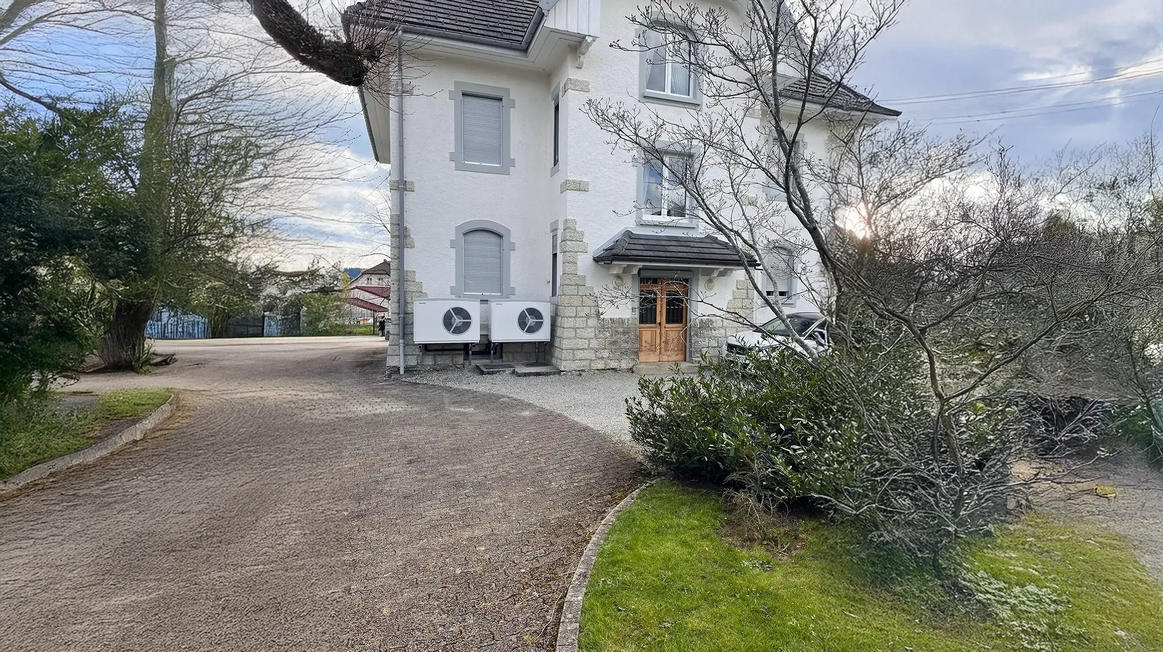 Salle de bain moderne avec douche &agrave; l'italienne vitr&eacute;e, meuble vasque suspendu en stratifi&eacute; gris, miroir r&eacute;tro&eacute;clair&eacute; LED, WC suspendu, carrelage imitation bois au sol
